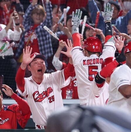 　６回、右越え満塁本塁打を放った小園を興奮した表情で迎える新井監督（撮影・市尻達拡）