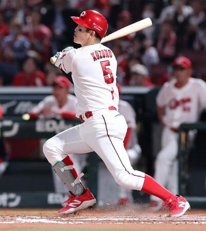 　６回、右越え満塁本塁打を放つ小園（撮影・市尻達拡）