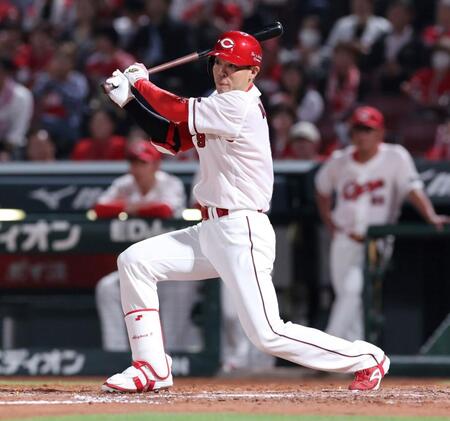 　５回、左前打を放つ秋山（撮影・市尻達拡）