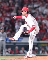 　８回から登板し、力投する栗林（撮影・市尻達拡）