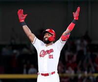 　６回、適時二塁打を放ち、塁上で両手を大きく広げるファビアン（撮影・市尻達拡）