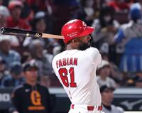 　６回、左中間を破るタイムリー二塁打を放つファビアン（撮影・市尻達拡