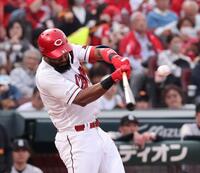 　１回、右前打を放つファビアン（撮影・市尻達拡）