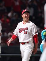 　ファンにあいさつを終え、笑顔で引き上げる新井監督（撮影・市尻達拡）