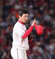 　８回、２アウトを奪い、合図を送る栗林（撮影・市尻達拡）