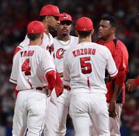 　５回、投手交代を告げられるドミンゲス（撮影・市尻達拡）