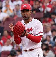 　１回、グラブをたたき、ナインを鼓舞するドミンゲス（撮影・市尻達拡）