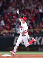 　６回、右越え満塁本塁打を放ち、指を突き上げる小園（撮影・市尻達拡）