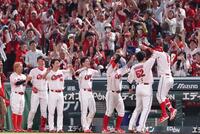 　６回、右越え満塁弾を放ち、ナインに出迎えられる小園（撮影・市尻達拡）