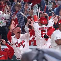 　６回、右越え満塁本塁打を放った小園を興奮した表情で迎える新井監督（撮影・市尻達拡）