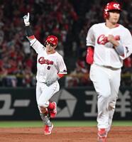 　６回、逆転の満塁本塁打を放ち、ダイヤモンドを回る小園（左）