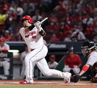 　６回、空振り三振に倒れる末包（撮影・市尻達拡）