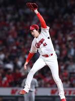 　６回、増田陸の打球に飛びつく鈴木（撮影・市尻達拡）