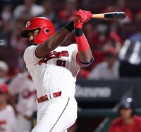 　６回、左前打を放つファビアン（撮影・市尻達拡）