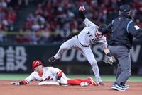 　８回、二盗を決める羽月（撮影・市尻達拡）