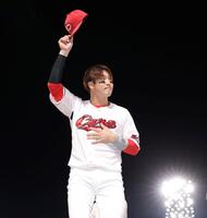 　ヒーローインタビュー後、ファンに声援に応える小園（撮影・市尻達拡）