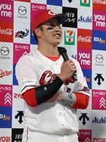 　お立ち台で亡くなった祖父の話をする小園（撮影・市尻達拡）