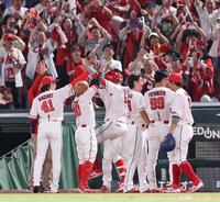 　６回、右越え満塁本塁打を放ち、チームメートに出迎えられる小園（撮影・市尻達拡）