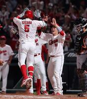 　６回、右越え満塁本塁打を放ち、ジャンプしてナインとタッチをする小園（撮影・市尻達拡）