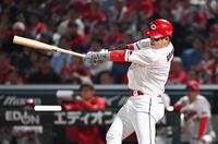 　６回、小園が右越えに逆転の満塁本塁打を放つ