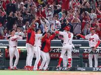 　６回、右越え満塁本塁打を放ち、チームメートに出迎えられる小園（撮影・市尻達拡）