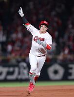 　６回、右越え満塁本塁打を放ち、人さし指を突き上げる小園（撮影・市尻達拡）