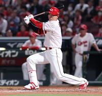 　５回、左前打を放つ秋山（撮影・市尻達拡）