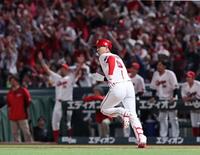 　５回、左前打を放つ秋山（撮影・市尻達拡）