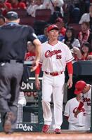 　５回、ドミンゲスの交代を告げる新井監督（撮影・市尻達拡）