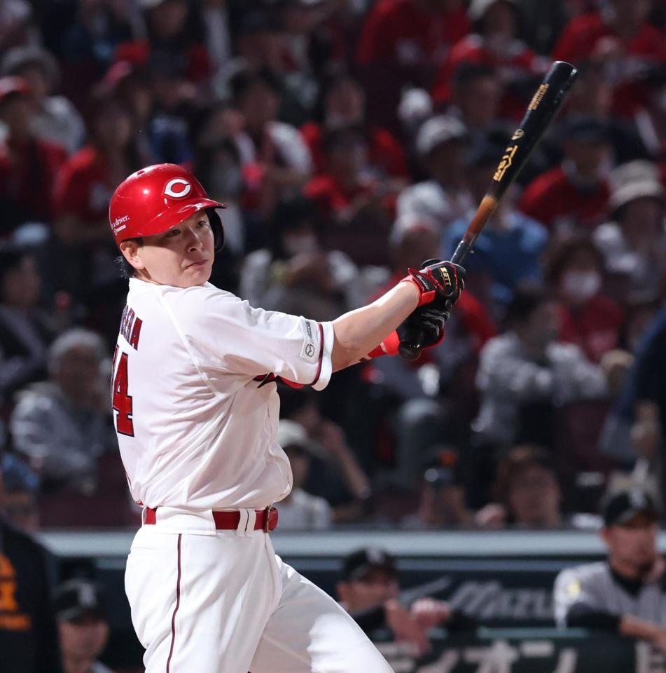 　５回、右前打を放つ大瀬良（撮影・市尻達拡）