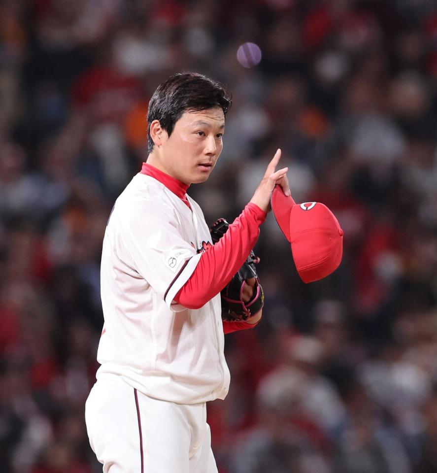 　８回、２アウトを奪い、合図を送る栗林（撮影・市尻達拡）