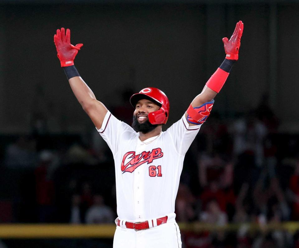 　６回、適時二塁打を放ち、塁上で両手を大きく広げるファビアン（撮影・市尻達拡）