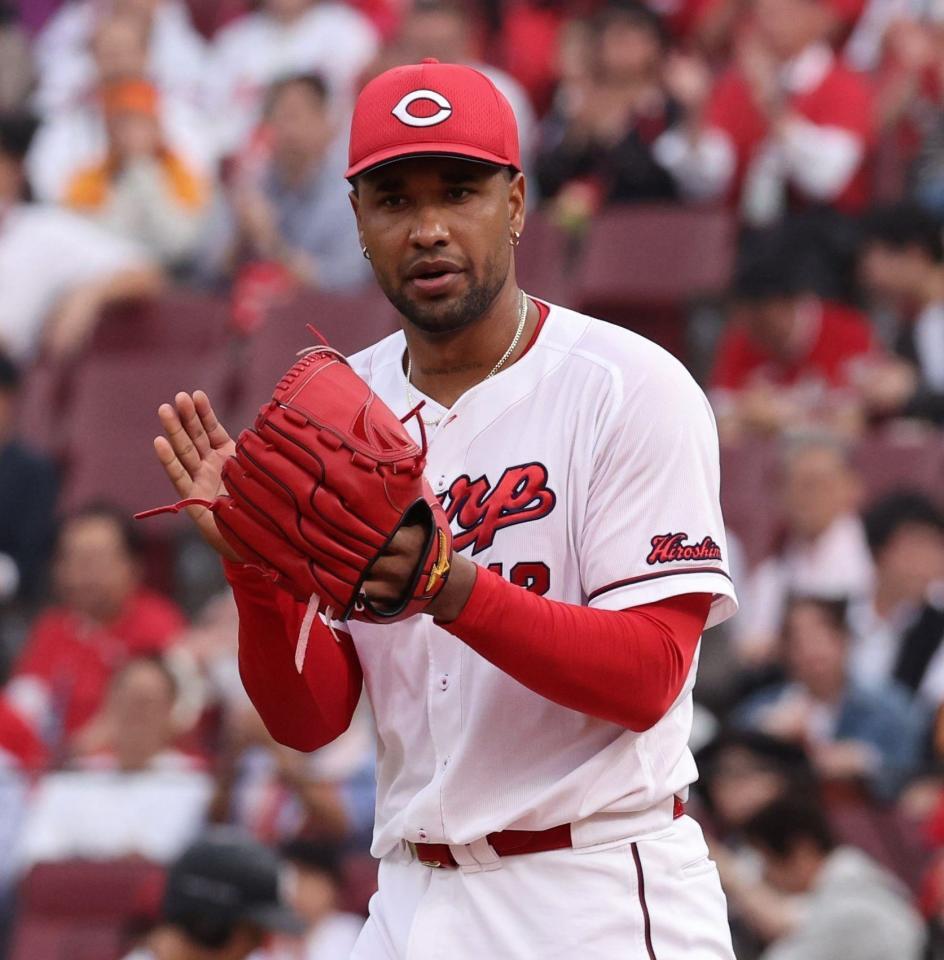 　１回、グラブをたたき、ナインを鼓舞するドミンゲス（撮影・市尻達拡）