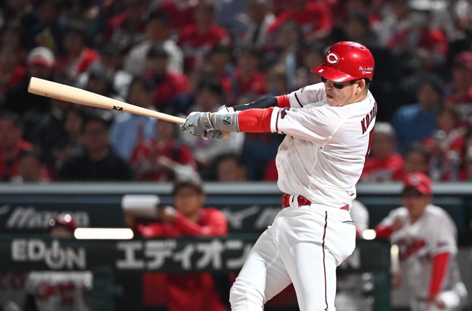 　６回、小園が右越えに逆転の満塁本塁打を放つ