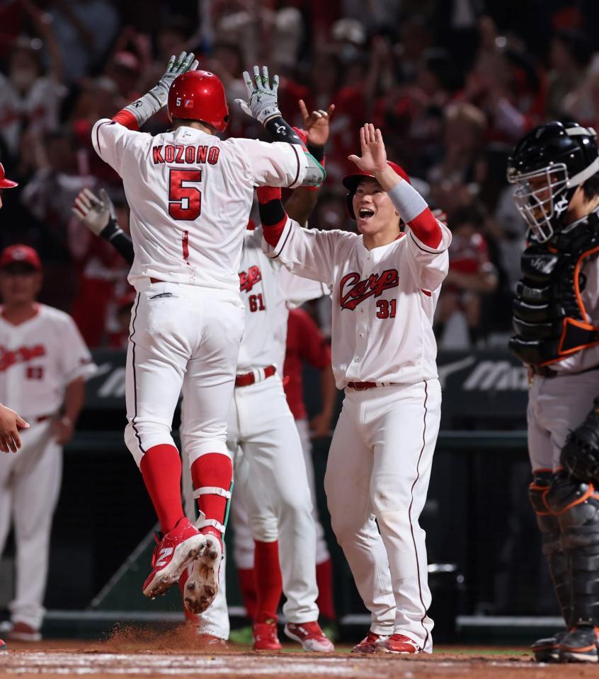 　６回、右越え満塁本塁打を放ち、ジャンプしてナインとタッチをする小園（撮影・市尻達拡）