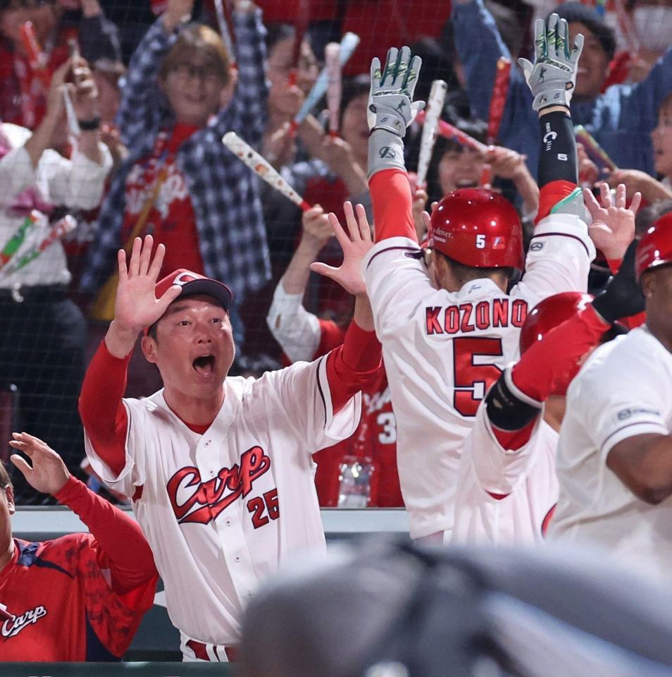 　６回、右越え満塁本塁打を放った小園を興奮した表情で迎える新井監督（撮影・市尻達拡）