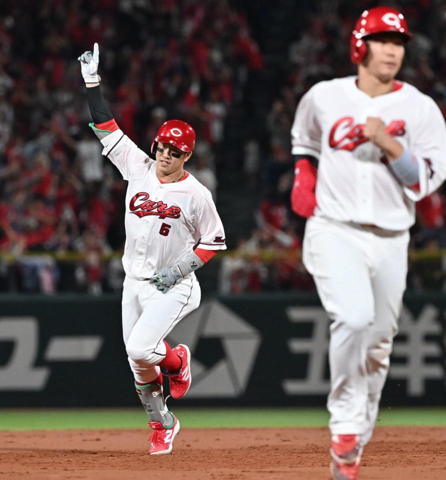 　６回、逆転の満塁本塁打を放ち、ダイヤモンドを回る小園（左）