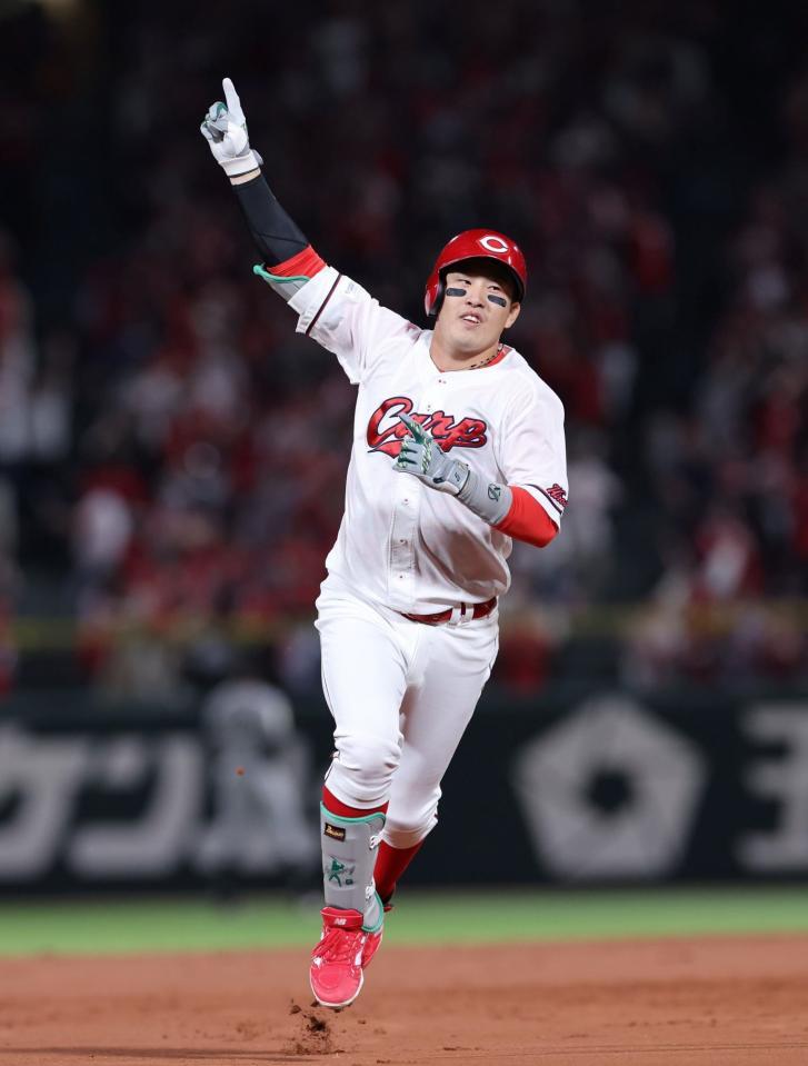 　６回、右越え満塁本塁打を放ち、人さし指を突き上げる小園（撮影・市尻達拡）