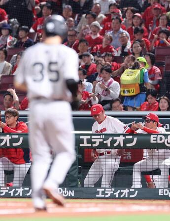 　５回、ドミンゲスが押し出し四球を与えた直後、ベンチを立ち、投手交代へ向かう新井監督（撮影・市尻達拡）