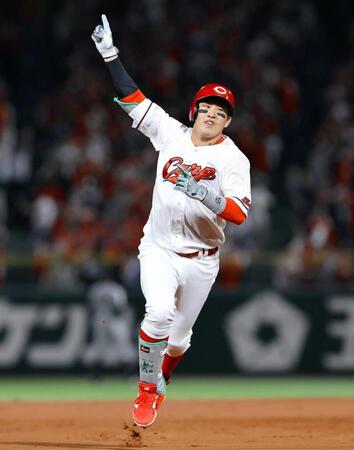 　６回、逆転満塁弾を放ち、人さし指を突き上げる小園＝１５日