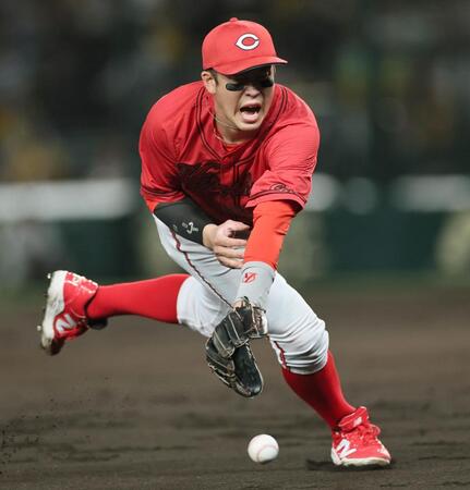 　４回、森下の打球を捕り損ねる小園（撮影・田中太一）