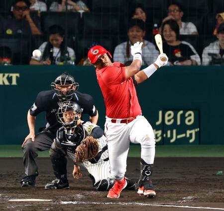 　９回、中前打に勝ち越し適時打を放つモンテロ（撮影・山口登）