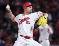 　５回、チームのピンチをしのぐ力投を見せた中崎（撮影・市尻達拡）