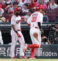 　４回、遊ゴロ併殺打に倒れ、ベンチに戻るファビアン。右は一走・菊池（撮影・市尻達拡）