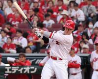 　２回、左前打を放つ坂倉（撮影・市尻達拡）