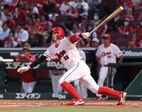 　４回、左前打を放つ菊池（撮影・市尻達拡）