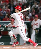 　６回、右越え満塁本塁打を放つ小園
