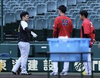 　前回の試合で頭部死球を受けた坂本は岡本、石原から話しかけられる（撮影・田中太一）