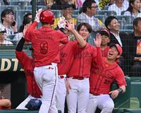 　１回、先頭打者本塁打の秋山（９）を笑顔で迎える森下（右から２人目）＝撮影・西田忠信