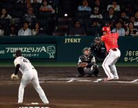 　６回、末包は村上の投じたスローボールをスイングするも中飛に倒れる（撮影・山口登）